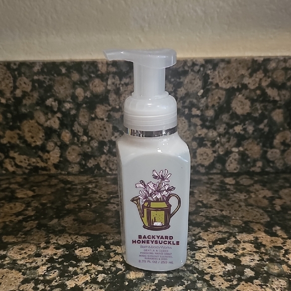 BBW Backyard Honeysuckle Gentle & Clean Foaming Hand Soap - Picture 1 of 2